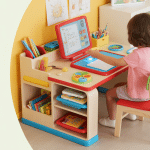Enfant utilisant le magi bureau interactif 5 en 1 moderne
