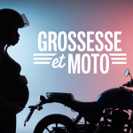 femme enceinte à côté d'une moto avec casque