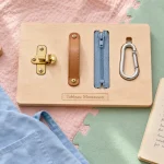 Tableau montessori en bois clair avec fermeture éclair, loquet et poignée